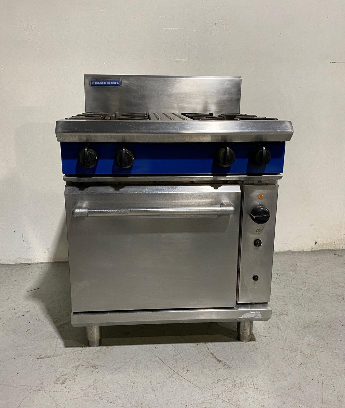 Blue Seal G54D 4 Burner Gas Range Convection Oven - 843959